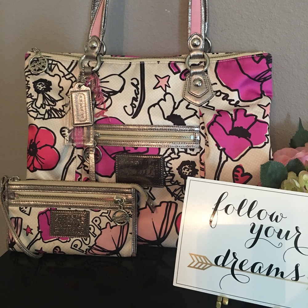 🌺RARE COACH POPPY TOTE WITH WRISTLET🌺